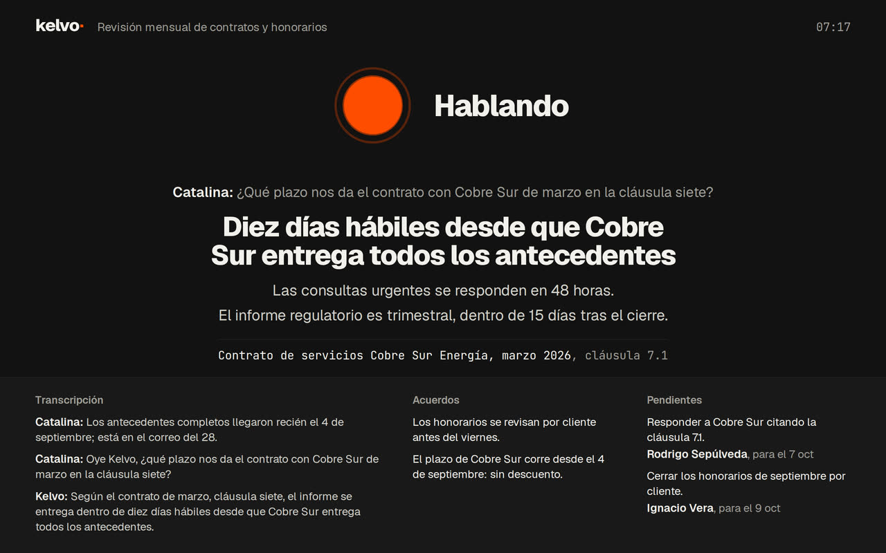 Pantalla de sala de «Reunión en vivo»: Kelvo hablando, con la respuesta en grande y abajo la transcripción, los acuerdos y los pendientes. Datos ficticios.